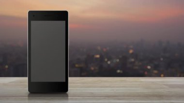 Hediye kutusu mutlu yıllar 2024 modern akıllı cep telefonu ekranında ahşap masa üzerinde düz simge sıcak gün batımında bulanık şehir manzarası üzerinde iş yeni yılı mutlu yıllar 2024 dükkan online konsepti