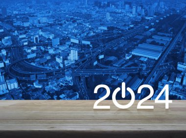 2024, modern şehir kulesi, sokak, ekspres yol ve gökdelen üzerinde ahşap masa üzerinde işletme ikonu kurun. Mutlu yıllar 2024 başarı konsepti.