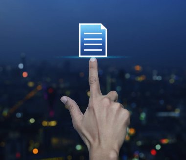 Elle basılan belge düz simgesi bulanık renkli gece ışığı modern şehir kulesi ve gökdelen, Teknoloji İnternet konsepti