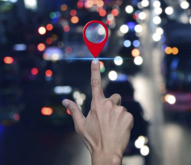Şehirdeki bulanık gece trafiği yolu üzerinde el ile harita nokta konumlandırma düğmesi, harita işaretleyici navigasyon konsepti