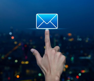 Bulanık renkli gece ışığı, modern şehir kulesi ve gökdelen üzerinde el ile e-posta düz simgesi, iş bizimle çevrimiçi konsept iletişim kurar