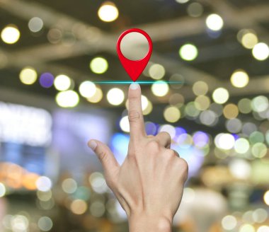 Bulanık ışık ve alışveriş merkezinin gölgesi üzerinde el ile harita nokta konumlandırma düğmesi, harita işaretleyici navigasyon kavramı