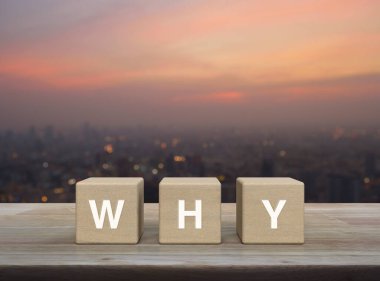 Neden ahşap küpler üzerinde mektup ahşap masa üzerinde bulanık şehir manzarası sıcak gün batımı, iş iletişimi konsepti