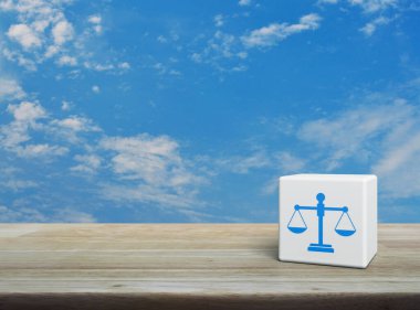 Beyaz bulutlu mavi gökyüzü üzerinde beyaz bulutlar üzerinde beyaz blok küp kanun simgesi, iş hukuku hizmeti kavramı