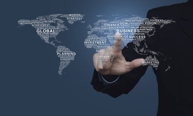 İş adamı, küresel iş sözcükleri üzerine baskı yapan dünya haritası açık mavi arka plan, iş iletişimi konsepti, NASA tarafından desteklenen bu görüntünün unsurları