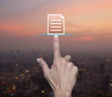 Sıcak gün batımında şehir manzarasının bulanıklığı üzerine elle basılan belge düz simgesi, Teknoloji İnternet konsepti