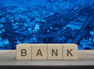 Tahta küpler üzerinde banka mektubu modern şehir kulesi, sokak, ekspres ve gökdelen üzerinde ahşap masa üzerinde iş bankacılığı servis konsepti