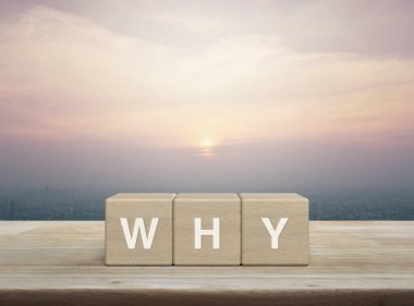 Tahta blok küplere yazılmış mektup neden şehir kulesinin üzerindeki ahşap masa ve günbatımında gökdelen, klasik tarz, iş iletişimi konsepti