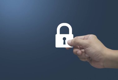 Açık mavi arkaplan üzerinde parmaklarda asılı asma kilit simgesi, Teknoloji İnternet güvenliği ve güvenlik online konsepti