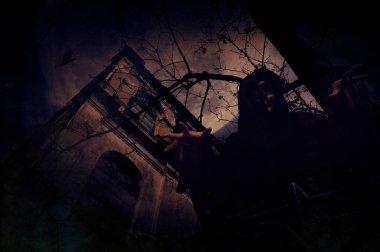 Azrail grunge kalesinin başında duruyor, ölü ağaç, kuş sineği, dolunay ve bulutlu gökyüzü, Cadılar Bayramı gizemi