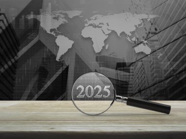 Şehir kulesi ve gökdelenli siyah beyaz dünya haritası üzerinde 2025 yazılı metin ve mali grafiği olan büyüteç, 2025 yılının mutlu yeni yılı araştırma örtüsü konsepti, NASA tarafından desteklenen bu görüntünün elementleri