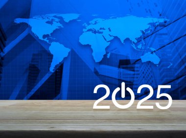 2025 dünya haritası, modern şehir kulesi ve gökdelen üzerinde ahşap masa üzerinde düz simge oluşturun. Yeni yıl 2025 başarı konsepti, NASA tarafından desteklenen bu görüntünün elementleri.