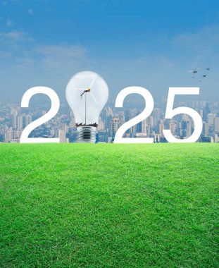 İçinde rüzgar türbini olan 2025 beyaz metin ve ampul modern şehir kulesi ve gökdelen üzerindeki yeşil çimen tarlasında, mutlu yeni yıl 2025 ekolojik kapak konsepti