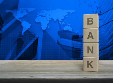 Tahta blok küplerin üzerindeki banka mektubu dünya haritası üzerinde ahşap masa üzerinde, modern ofis kulesi ve gökdelen, iş bankacılığı servis konsepti, NASA tarafından desteklenen bu görüntünün elementleri