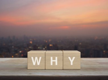 Neden ahşap küpler üzerinde mektup ahşap masa üzerinde bulanık şehir manzarası sıcak gün batımı, iş iletişimi konsepti