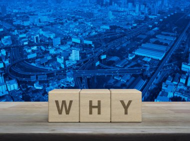 Neden ahşap küpler üzerinde mektup modern şehir kulesi, sokak, ekspres yol ve gökdelen üzerinde ahşap masa üzerinde iş iletişimi konsepti