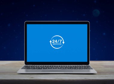 Modern dizüstü bilgisayar ekranında 24 saat hizmet veren düz simge fantezi gece gökyüzü ve ay üzerinde ahşap masa üzerinde ekran, iş tam zamanlı online servis konsepti