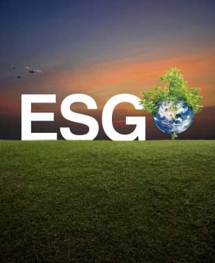 Günbatımı gökyüzü üzerinde yeşil çimen üzerinde toprak ve ağaç üzerinde ESG beyaz mektup, Çevresel Sosyal Kurumsal Yönetim konsepti, Dünya 'yı Kurtar, NASA tarafından desteklenen bu görüntünün elementleri