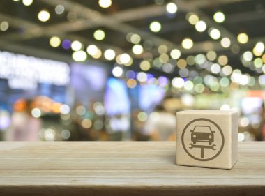 Ahşap kübün üzerinde ingiliz anahtarı simgesi olan servis tamir arabası bulanık ışık ve alışveriş merkezinin gölgesi üzerinde ahşap masa, iş yeri tamir araba servisi konsepti