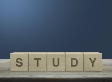 Ahşap blok küpleri üzerinde çalışma mektubu mavi duvar üzerinde ahşap masa, iş, eğitim ve öğrenme kavramı