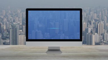 Masaüstü modern bilgisayar monitöründe oynat düğmesi ofis kulesi ve gökdelen üzerinde ahşap masa, teknoloji müzik çevrimiçi konsepti