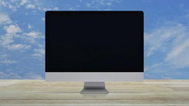 Masaüstü modern bilgisayar ekranındaki güç düğmesi simgesi beyaz bulutlu mavi gökyüzü üzerinde ahşap tablo üzerinde ekran, iş çevrim içi konsept başlat