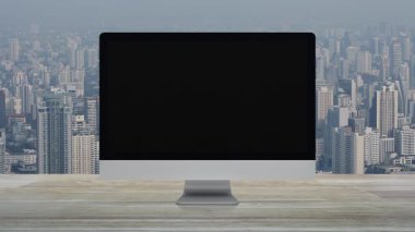 Masaüstü modern bilgisayar monitöründeki Wi-fi simgesi ofis kulesi ve gökdelen, teknoloji iletişim konsepti üzerindeki ahşap masa üzerinde.