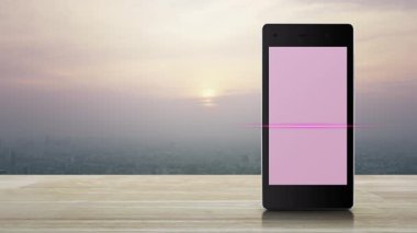 Modern akıllı cep telefonu ekranında, şehir kulesinin üzerindeki ahşap masada ve günbatımında gökdelende, klasik tarzda, ingiliz anahtarı düz simgesi olan servis tamir arabası, çevrimiçi iş araba servisi konsepti