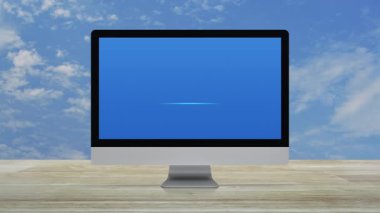 Masaüstü modern bilgisayar monitörü ekranına beyaz bulutlu ahşap sehpa üzerinde teknoloji internet kavramını yükle