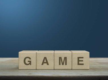 Tahta küpler üzerinde oyun harfi açık mavi duvar üzerinde ahşap masa, boş zaman ve eğitim kavramı