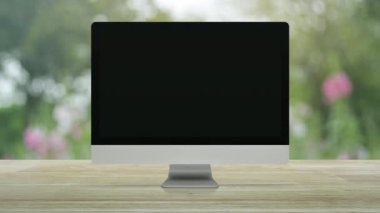 Masaüstü modern bilgisayar ekranındaki e- posta simgesi parktaki bulanık pembe çiçek ve ağacın üzerindeki ahşap masadaki ekranda, İş dünyası bizimle çevrimiçi konsept üzerinden bağlantı kurar