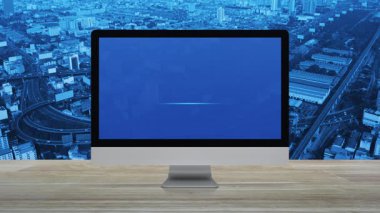 Masaüstü modern bilgisayar monitörüne simge indir. Şehir kulesi, sokak, ekspres yol ve gökdelen üzerine ahşap masa. Teknoloji internet konsepti.