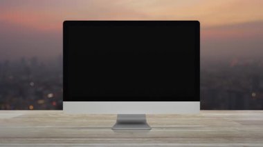 Masaüstü modern bilgisayar monitöründeki Wi-fi simgesi ahşap masadaki ekranda sıcak gün batımında şehir manzarası, teknoloji iletişim konsepti