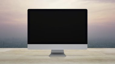 Masaüstü modern bilgisayar monitörü ekranındaki CCTV kamera yassı simgesi şehir kulesi üzerindeki ahşap masa üzerinde ve günbatımında gökdelen, klasik tarzda, Teknoloji güvenliği ve güvenlik online konsepti