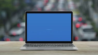 Modern dizüstü bilgisayar ekranında Wi-Fi düz simgesi kalabalık saatte ahşap masa üzerinde arabalar ve yollar, teknoloji internet kablosuz kavramı