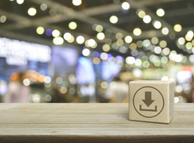 Tahta blok küpüne düz simge yükle. Bulanık ışık ve alışveriş merkezinin gölgesi üzerine. Teknoloji internet konsepti.