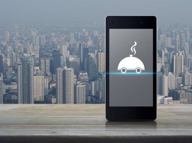 Restoran saati düz simgesi modern akıllı cep telefonu ekranında ahşap masa ve gökdelen üzerinde, iş yemeği çevrimiçi konsepti