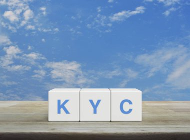 KYC kısaltması beyaz bulutlu mavi gökyüzü üzerinde tahta küpler üzerinde, müşteri konseptini biliyorum.