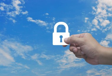 Beyaz bulutlu mavi gökyüzünde el ele tutuşan düz asma kilit simgesi, Teknoloji İnternet güvenliği ve güvenlik online konsepti