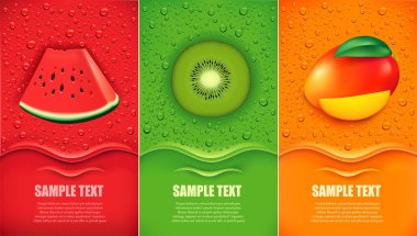 Arka planda karpuz, kivi, mango gibi taze meyve suları var.