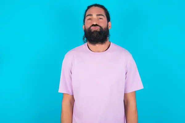 Retrato Encantador Hombre Caucásico Divertido Con Barba Vistiendo Camiseta Violeta — Foto de Stock