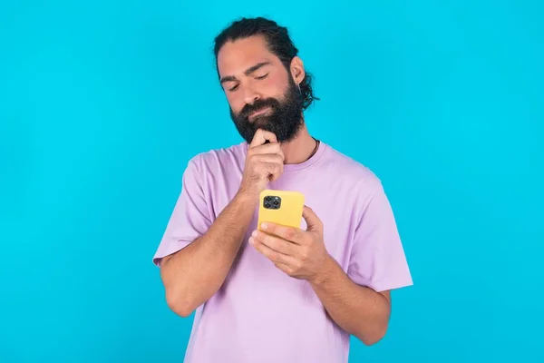 Tankeväckande Glad Kaukasisk Man Med Skägg Bär Violett Shirt Över — Stockfoto