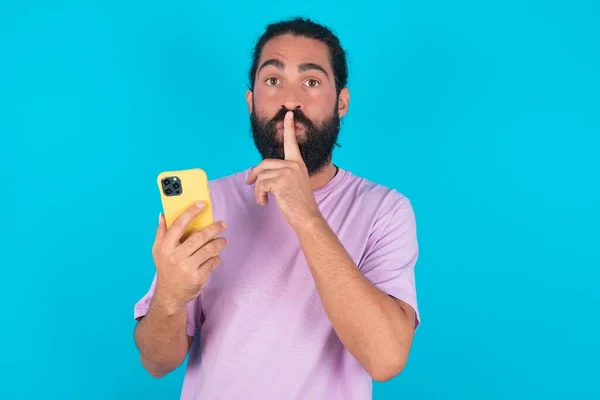 Kaukasischer Mann Mit Bart Trägt Violettes Shirt Über Blauem Hintergrund — Stockfoto