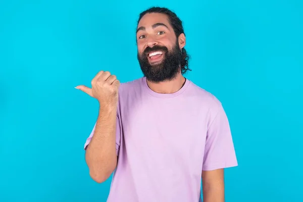 Homem Caucasiano Impressionado Com Barba Vestindo Camiseta Violeta Sobre Fundo — Fotografia de Stock