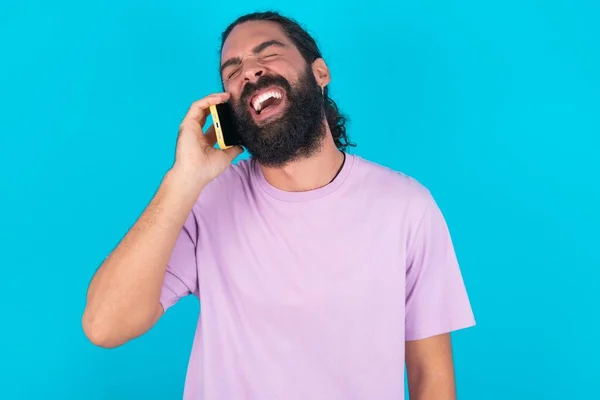 Super Remotiva Feliz Caucasiano Homem Com Barba Vestindo Violeta Shirt — Fotografia de Stock