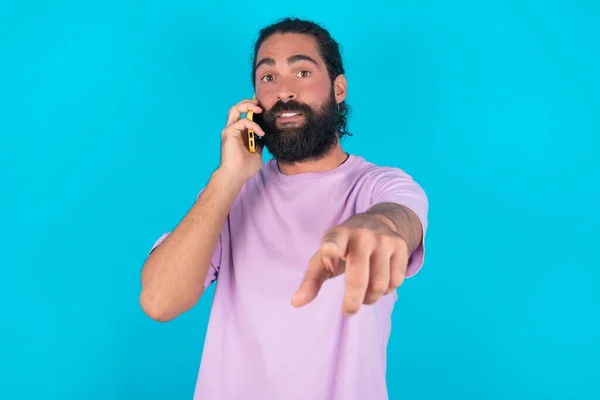Homem Caucasiano Positivo Com Barba Vestindo Camiseta Violeta Sobre Fundo — Fotografia de Stock