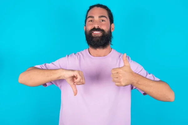 Caucasian Man Beard Wearing Violet Shirt Blue Background Showing Thumb — Stock Photo, Image