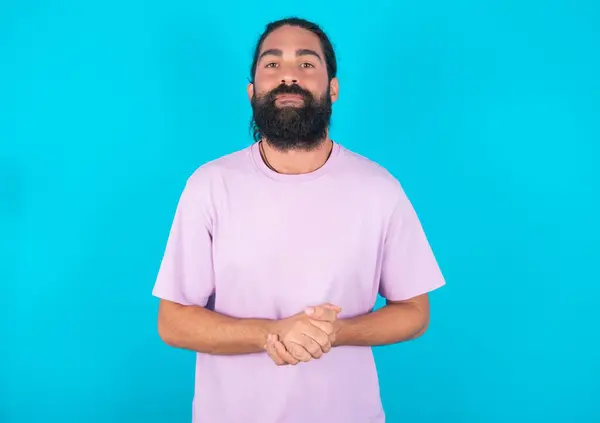 Foto Homem Caucasiano Confiante Alegre Com Barba Vestindo Camiseta Violeta — Fotografia de Stock