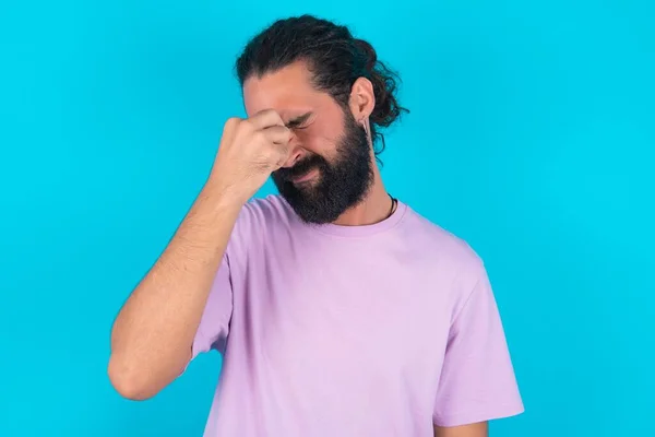 Triste Hombre Caucásico Con Barba Vistiendo Camiseta Violeta Sobre Fondo — Foto de Stock