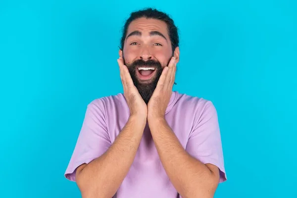Homem Caucasiano Perturbado Com Barba Vestindo Camiseta Violeta Sobre Fundo — Fotografia de Stock